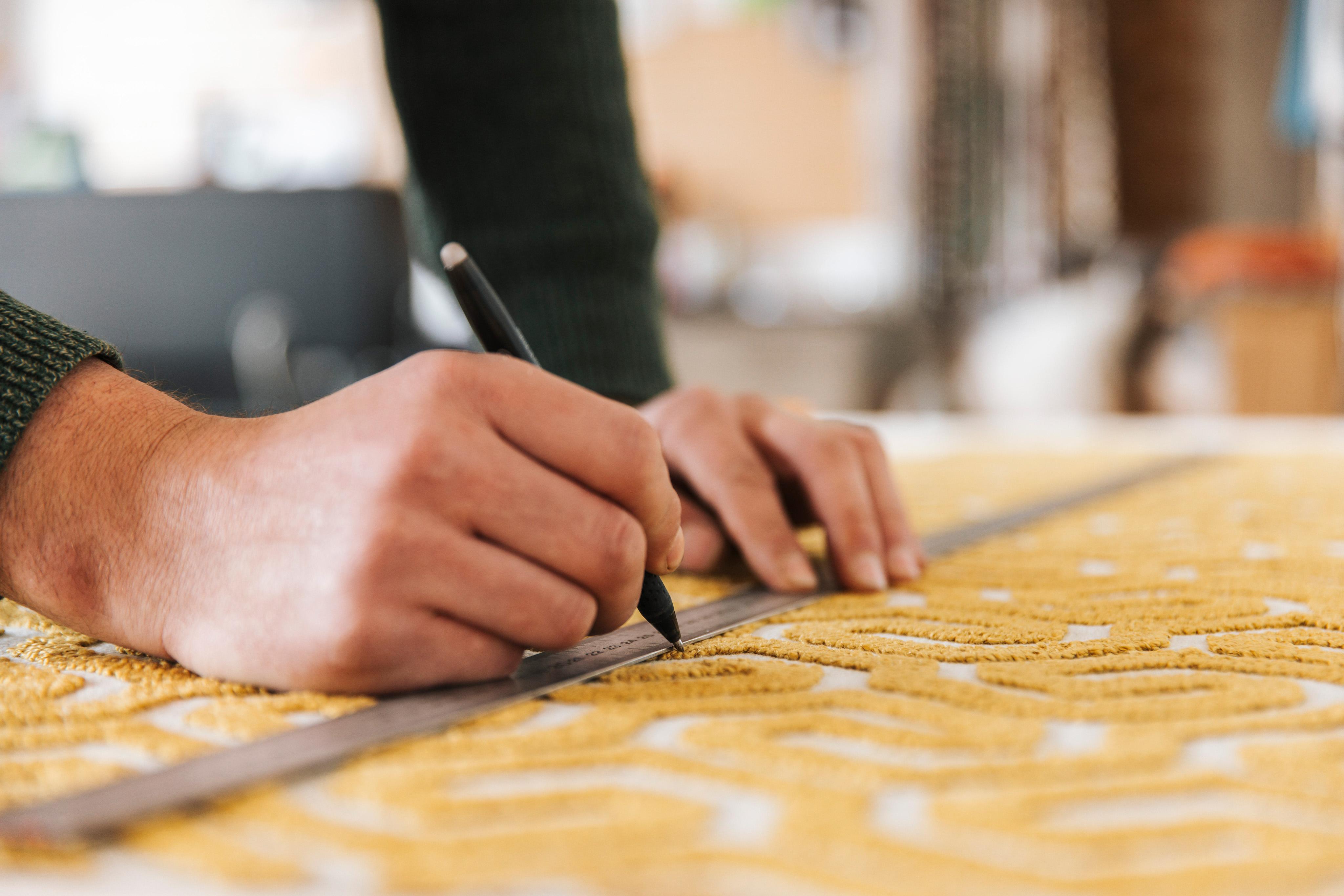 Traçage sur tissu à la main