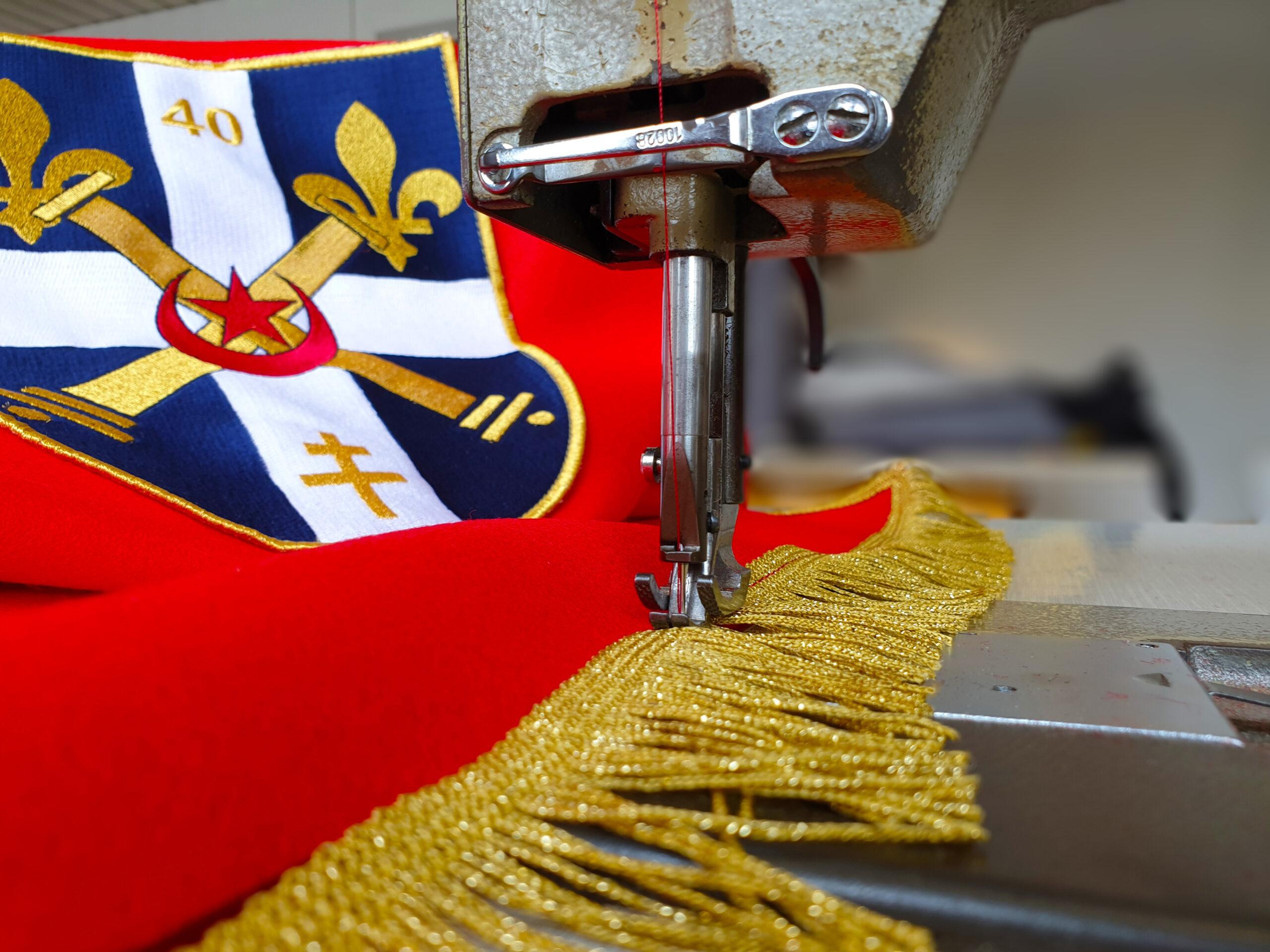 Confection nappe avec frange dorée pour l'armée